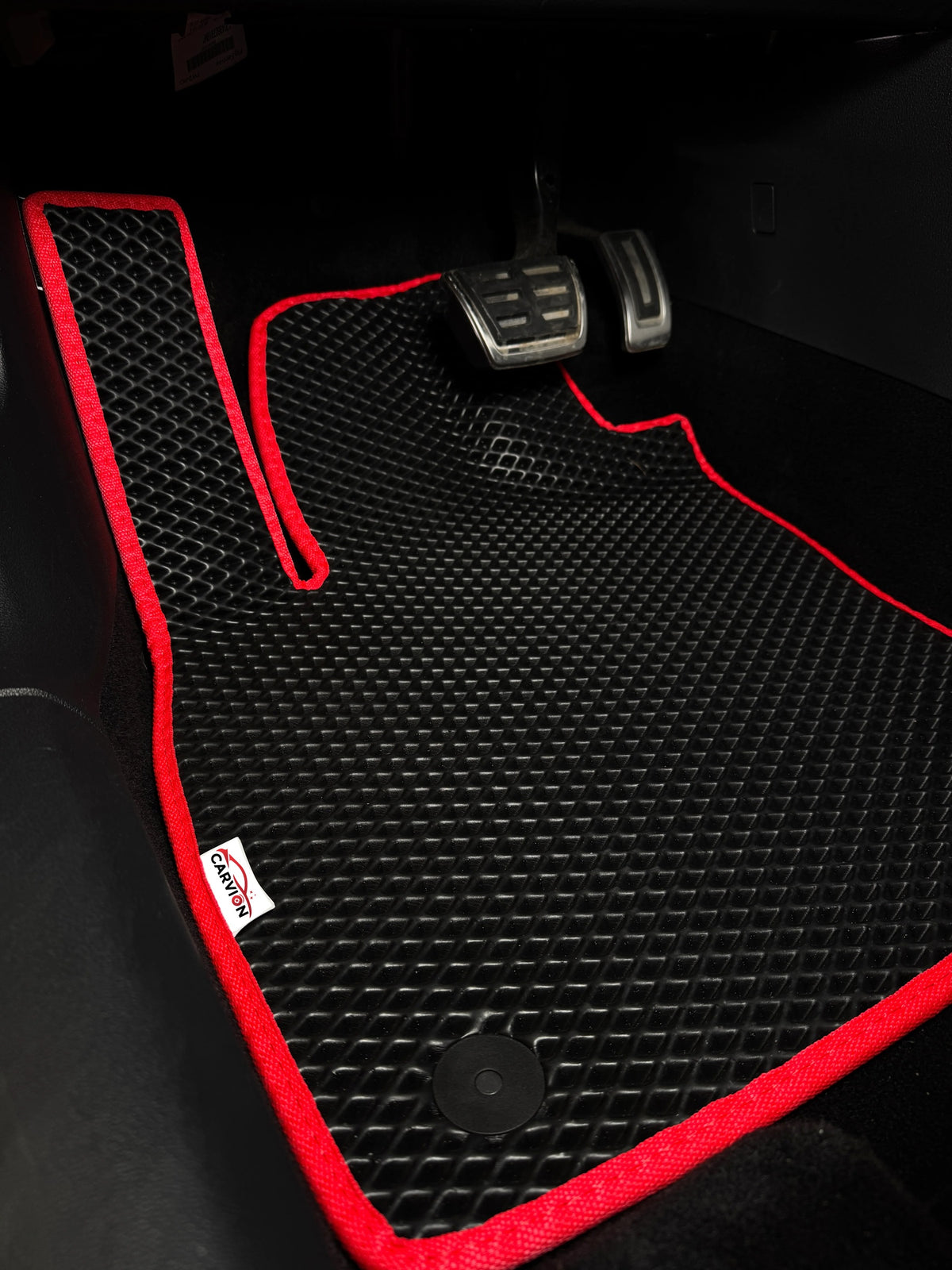 Photo d’illustration : tapis EVA noir sans rebords surélevés, bordure rouge, côté conducteur
